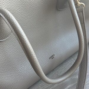 Angela Roi Cher Tote Signet in Light Mud Gray